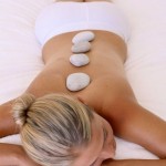 Hotstone massage is een massage met hete stenen in plaats van met de handen. De stenen hebben ongeveer een temperatuur van 45-50 graden Celsius. © scarletus - Fotolia