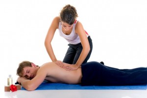 De druk bij een shiatsu massage verhoogt de masseur door zijn eigen lichaamsgewicht te gebruiken © Patrick Hermans - Fotolia