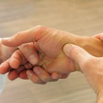 Handmassage kent veel voordelen; handmassage is gemakkelijk, snel uit te voeren en kan op veel plaatsen toegepast worden ©wildworx - Fotolia