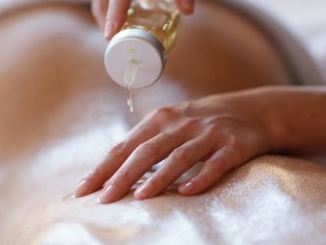 Massageolie dient op basis van plantaardige olie te zijn. Plantaardige olie wordt goed opgenomen door de huid en voedt de huid tegelijkerijd ©Helmut - Fotolia