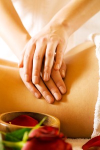 Op de buik en de lage onderrug gebruikt een masseur vaak de massagetechnieke cirkelen ©Kzenon - Fotolia