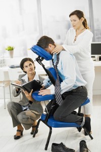 Een stoelmassage is bijvoorbeeld op uw werk ideaal om kort tussendoor toch even te ontspannen en uw productiviteit te verhogen. © nyul - Fotolia